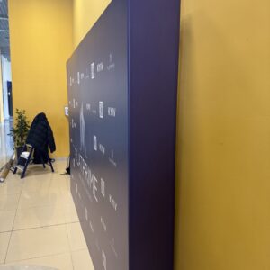 Продаж Пресс-волл из бруса з друком банеру